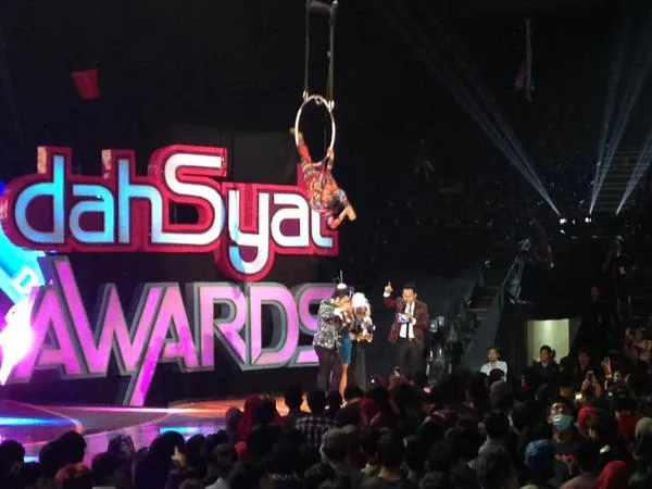 Ketika Fatin menerima award © twitter.com/officialRCTI