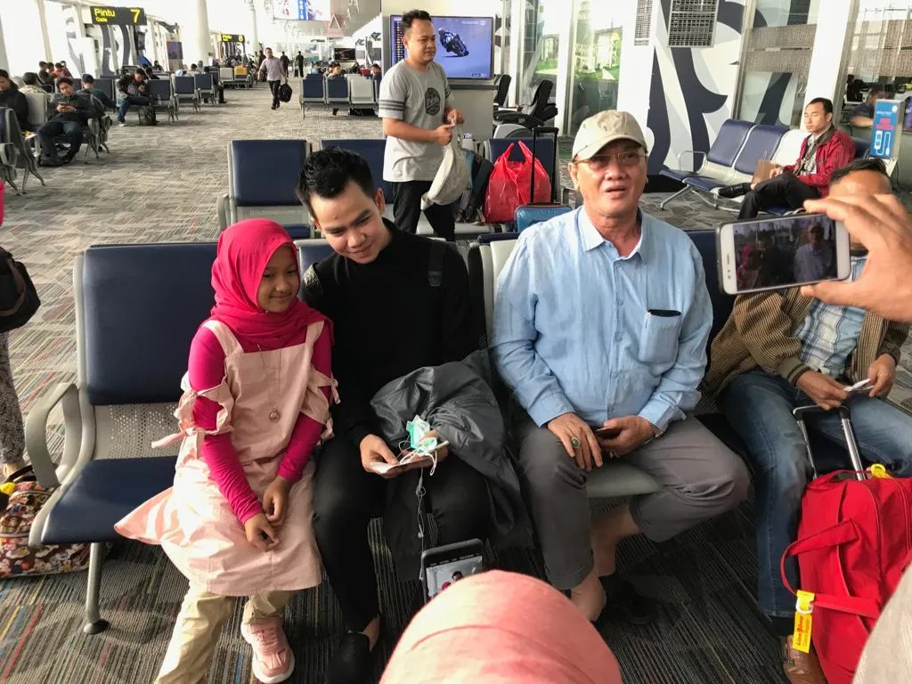 Faul menyempatkan berfoto dengan penggemar saat di bandara. (credit: Kapanlagicom)