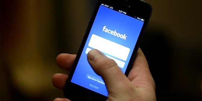 Facebook memiliki kelebihan fitur dibandingkan dengan akun sosial media lain (credt: merdeka.com)