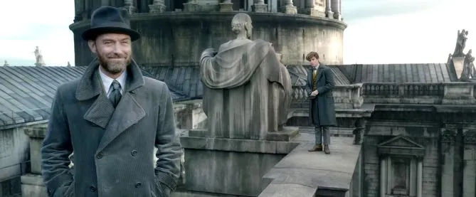 Jude Law berperan sebagai Dumbledore muda (warner bros)