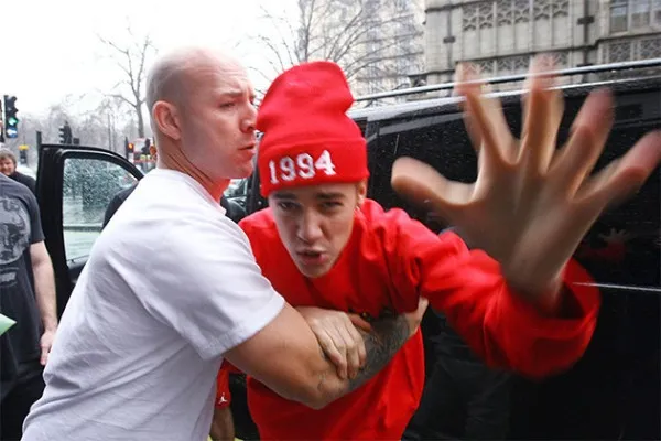 Justin Bieber Serang Paparazzi