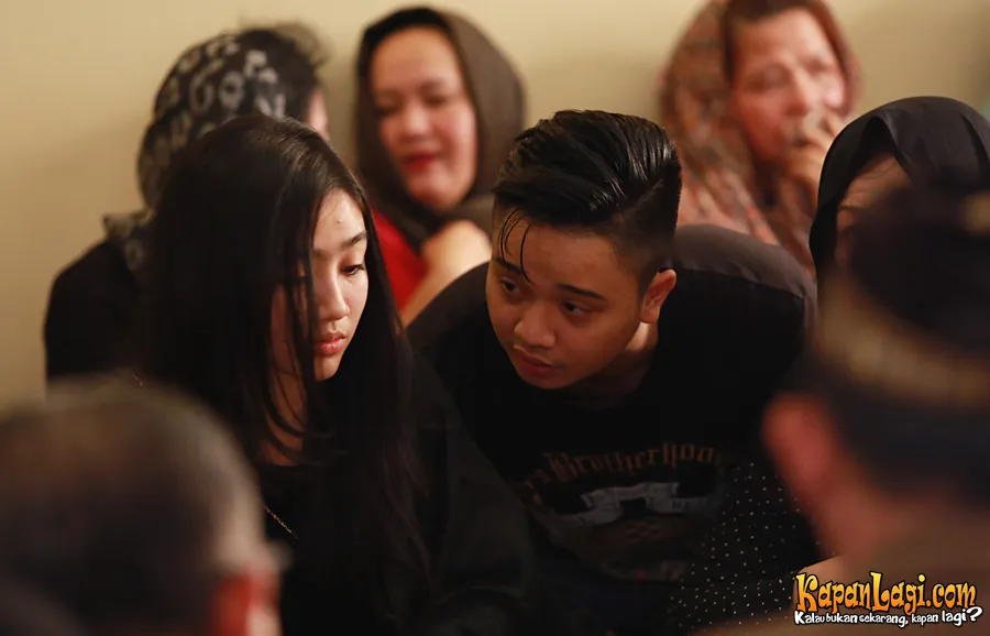 Febby ditemani oleh kekasihnya Derby Romero ketika berduka untuk almarhum sang ayah. ©KapanLagi.com®/Agus Apriyanto