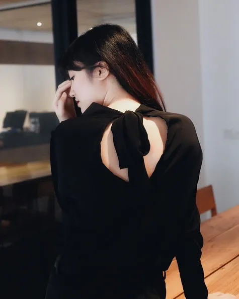 Kali ini dengan busananya, Febby memamerkan punggungnya. Stunning! /©instagram.com/febbyrastanty