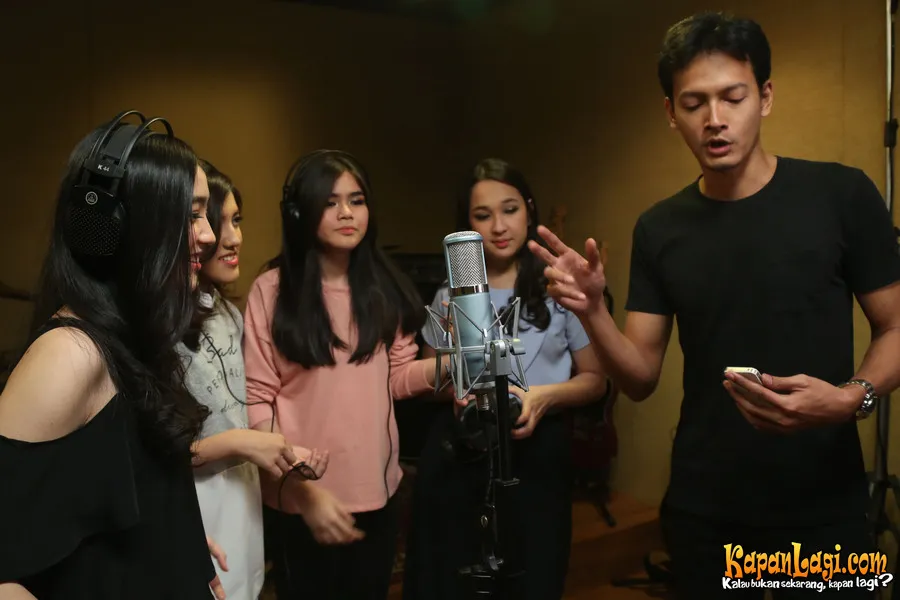 Fedi Nuril saat mengarahkan girlband Blink © KapanLagi.com®/Budy Santoso