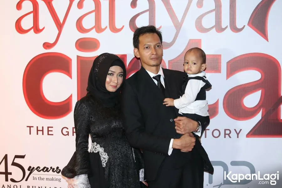 Fedi ajak serta keluarga dalam aktivitas promosi AYAT-AYAT CINTA 2. ©KapanLagi.com/Agus Apriyanto
