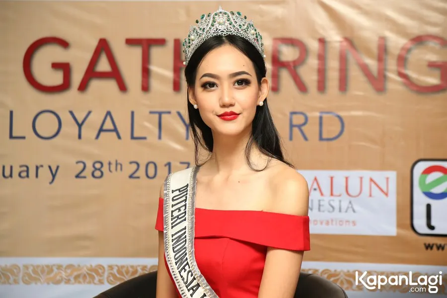 Felicia Hwang senantias menyemangati Kezia Warouw yang berlaga di ajang Miss Universe 2017 © KapanLagi.com®/Agus Apriyanto