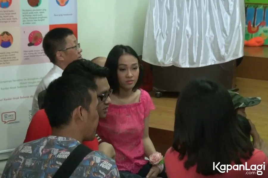 Inilah saat eks Chibi berinteraksi dengan anak penderita kanker © KapanLagi.com®/VJ Lolo