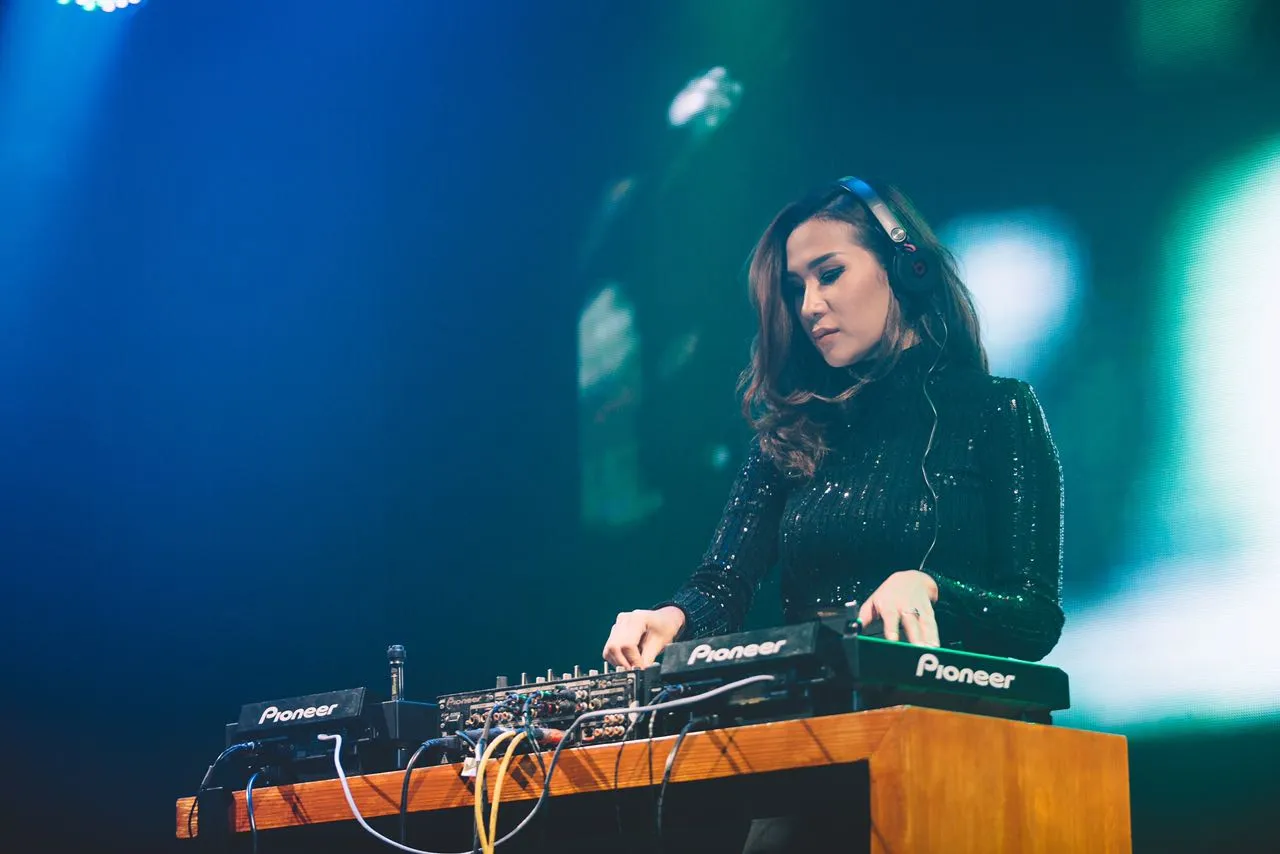 Female DJ sering dapat tanggapan negatif karena banyak model majalah dewasa yang alih profesi © KapanLagi.com®/Mathias Purwanto