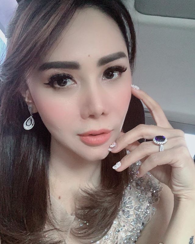 Femmy Permatasari Pamerkan Cincin  Pernikahan  Diamond Sama 