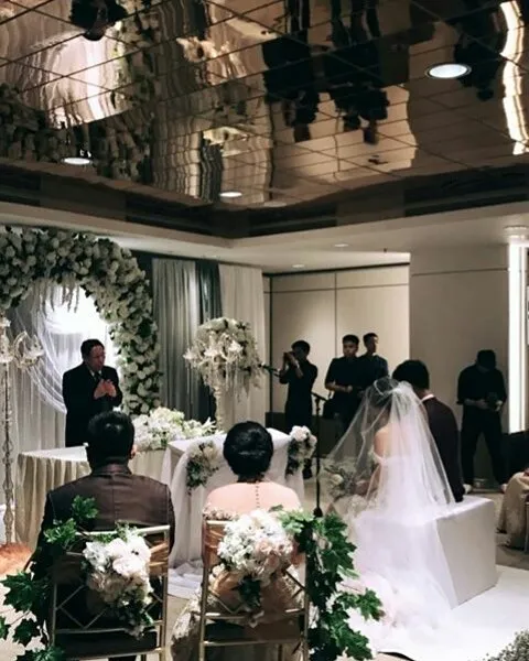 Selain keluarga besar dari 2 belah pihak, pernikahan Fendy Chou dan Stella Cornelia juga dihadiri beberapa undangan dari kalangan artis © instagram.com/galery_vidiojkt48