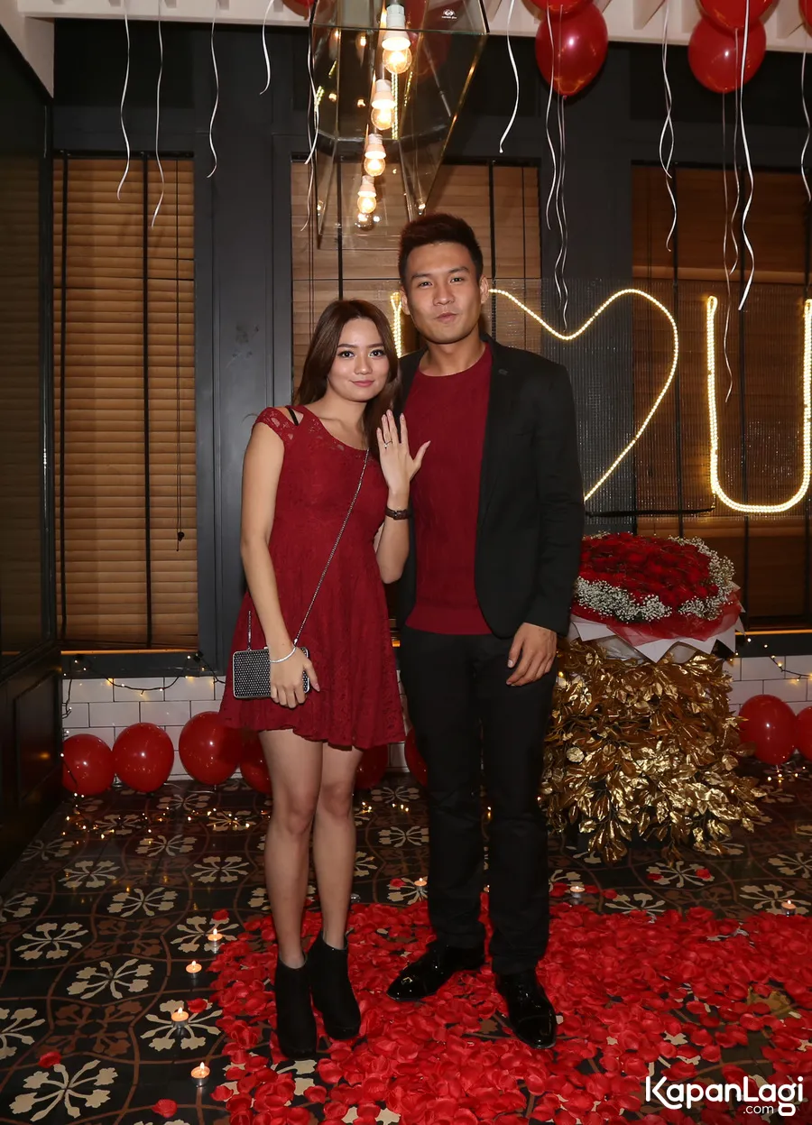 Fendy lamar Stella di momen Natal © KapanLagi.com/Budy Santoso