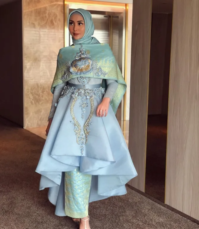 Fenita Arie tampak anggun mengunakan dress (credit : instagram.com/fenitarie)
