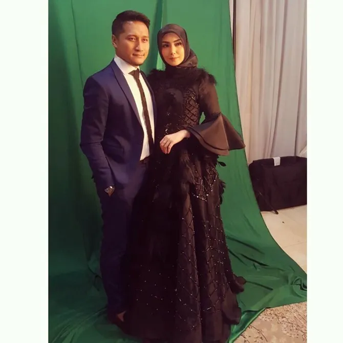 Fenita dan Arie Untung yang tampak serasi (credit : instagram.com/fenitarie)