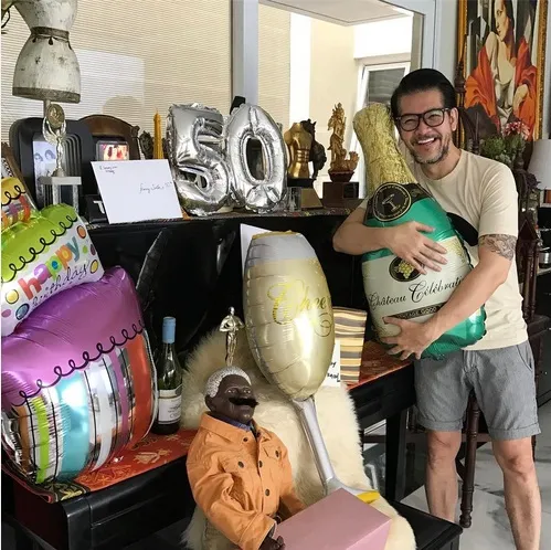 Di hari ulang tahun, Ferry Salim dapat banyak kado berupa balon. /©instagram.com/ferrysal1m
