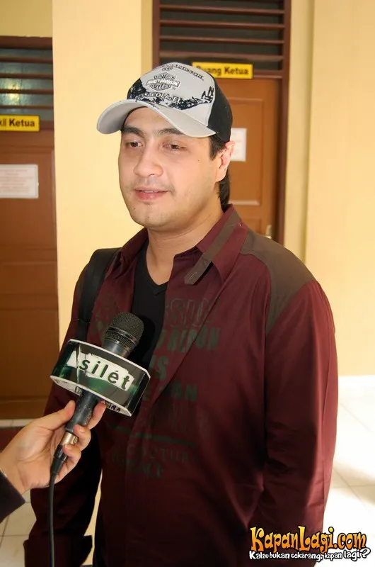 Hadapi petugas keamanan yang bertanya IMB, Ferry Irawan keluarkan tembakan. ©KapanLagi.com