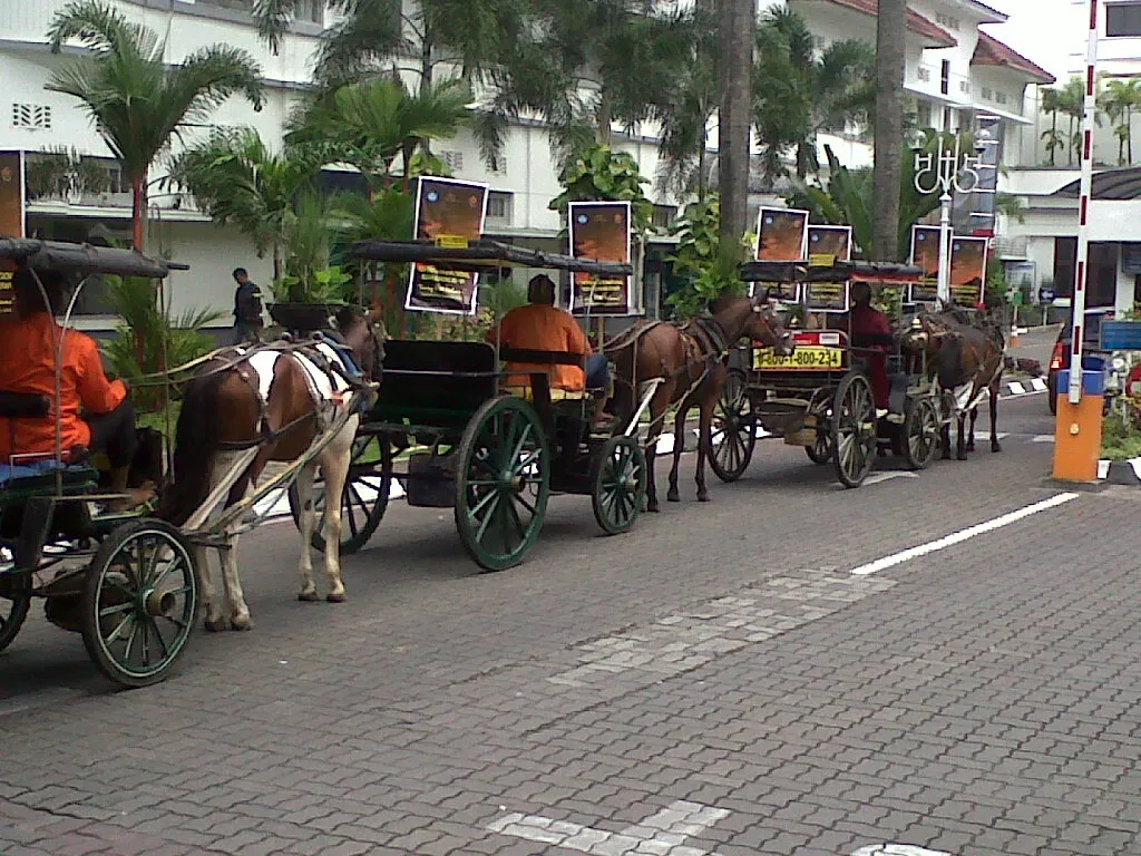 Kereta-Kereta Yang AKan Digunakan Kirab Selebritis