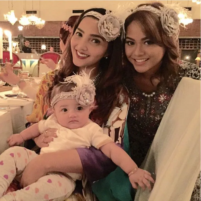 Ashanty, Aurel, Baby Arsy tampil cantik dengan bando kembaran © Instagram/Ashanty