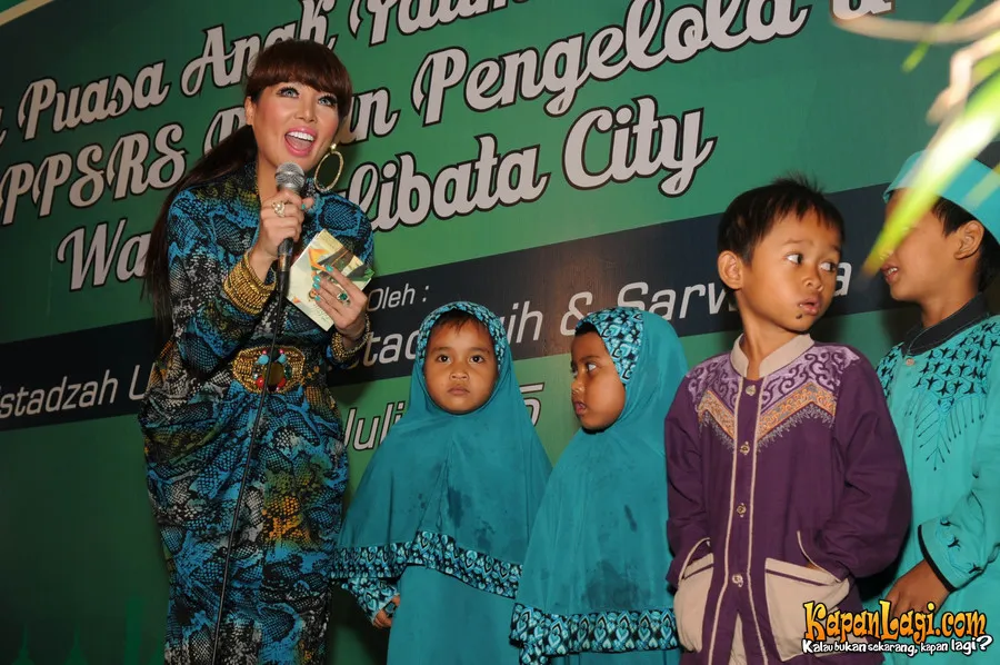 Fifie Buntaran berbagi bersama anak yatim piatu © KapanLagi.com®/Hendra Gunawan