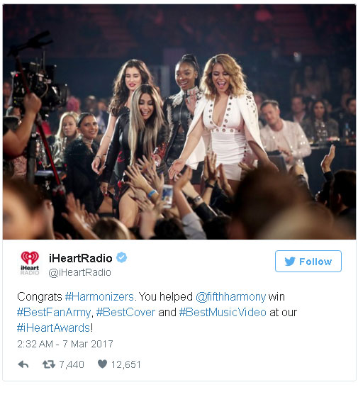 Fifth Harmony menerima penghargaan Best Music Video di 'iHeartAwards 2017' © twitter.com/iHeartRadio