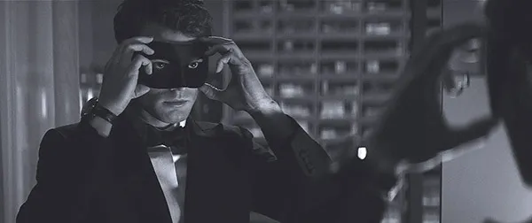 Teaser pertama FIFTY SHADES DARKER, Christian Grey makin macho © Universal via Access Hollywood