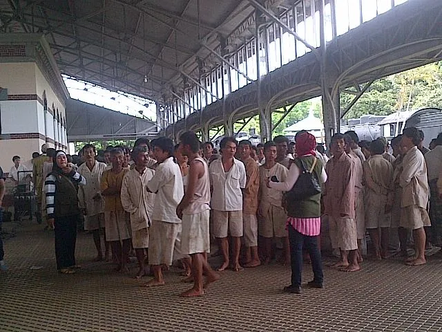 Para figuran bersiap melakukan pengambilan gambar.