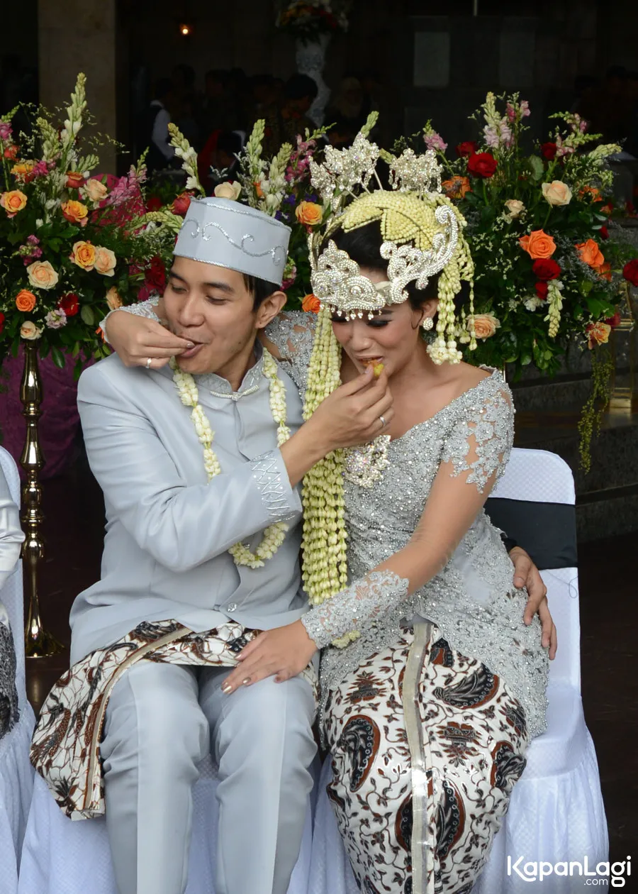 Setelah menjalin hubungan kurang lebih selama empat tahun, Lale Maliq and D'Essential dan Fikha Effendy akhirnya resmi jadi pasangan suami istri © KapanLagi.com/Bayu Herdianto
