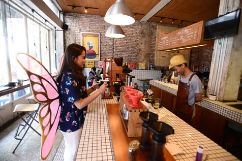 Kehadiran bidadari bersayap yang bikin sang barista keheranan. 