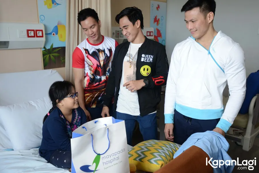 Bintang Satria Heroes kunjungi anak-anak yang tengah sakit. © KapanLagi.com/Bayu Herdianto