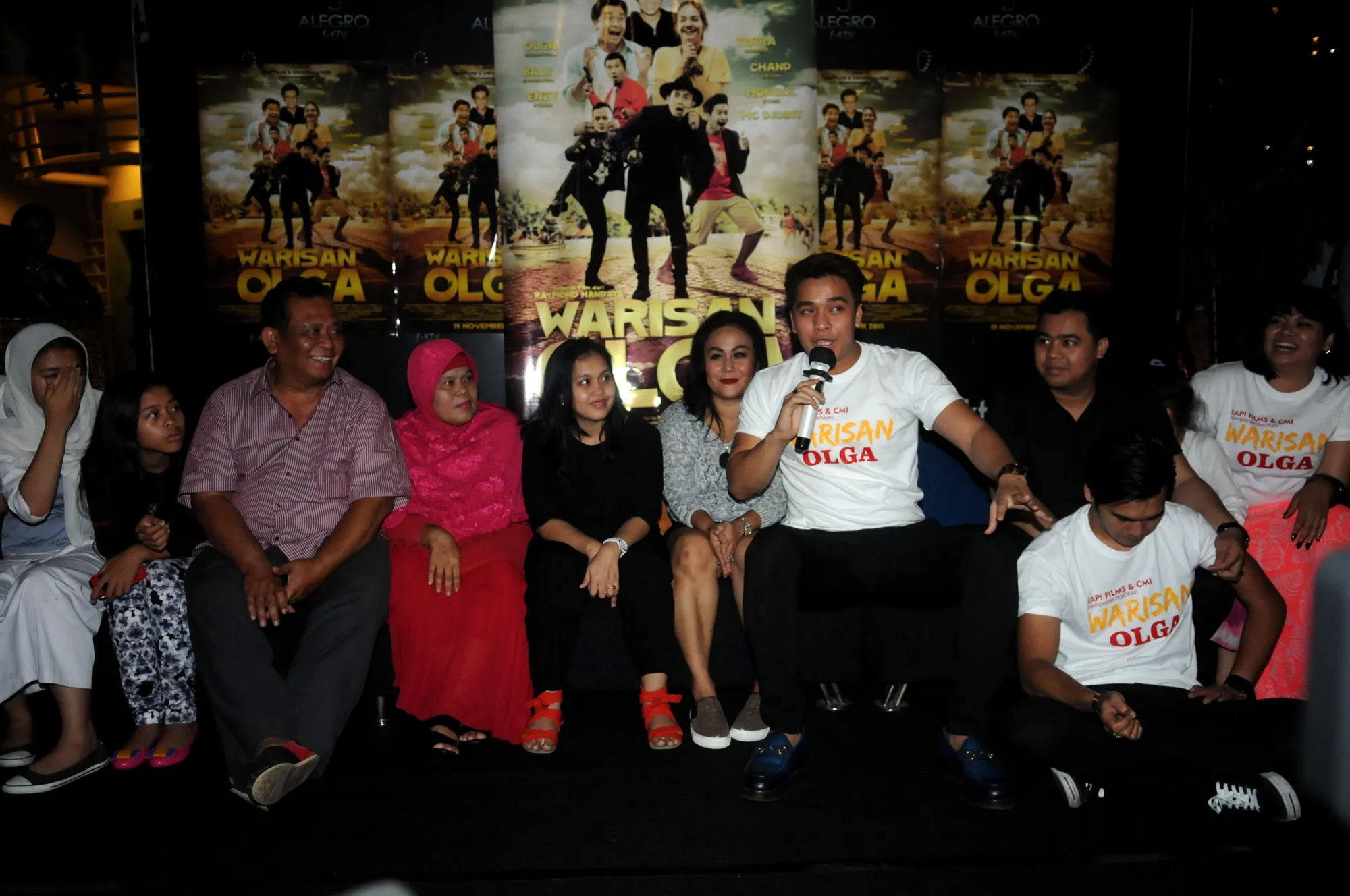Mak Vera (tengah) dan keluarga Olga di screening film WARISAN OLGA © KapanLagi.com®/Bayu Herdianto