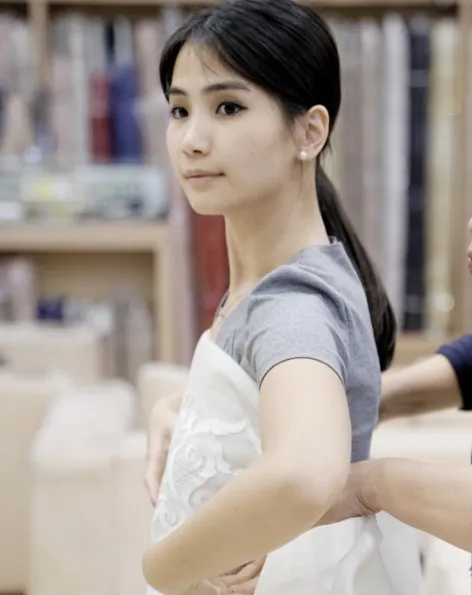 Fiona, calon istri Dion Wiyoko fitting gaun pengantin ©instagram/Romitexworld