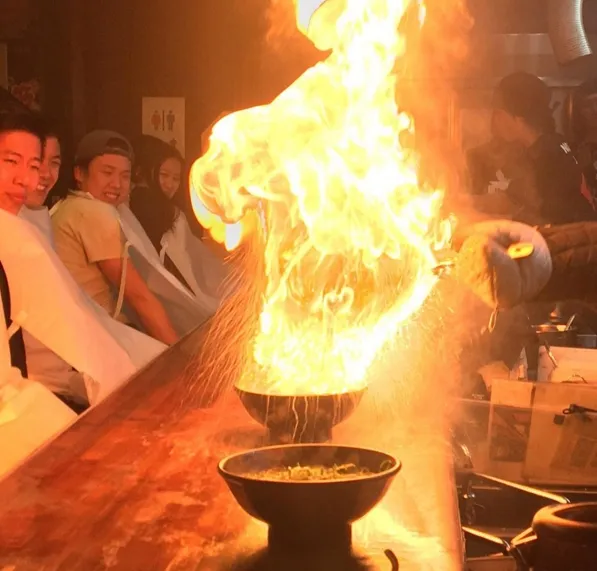 Fire Ramen di Menbakaichidai, Jepang adalah ramen yang benar-benar disajikan dengan api berkobar © instagram.com/jojobunny9