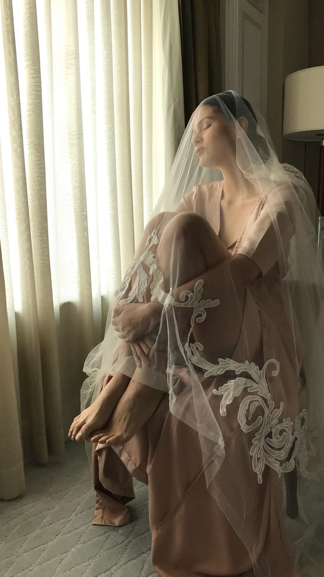 Momen persiapan Firrina sebelum acara pemberkatan digelar. Credit: via instagram.com/aquilafirrina