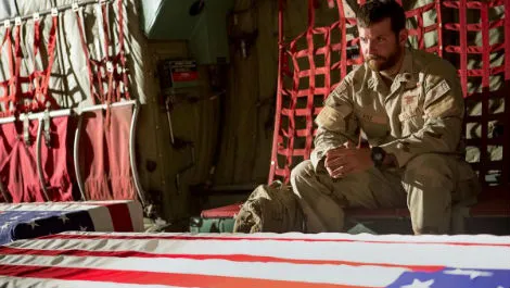 Bradley Cooper berperan jadi sniper paling mematikan di militer Amerika. ©totalfilm.com