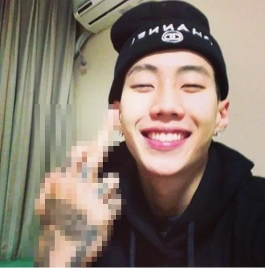 Foto kontroversial Jay Park yang mengacungkan jari tengah ke kamera ©soompi.com