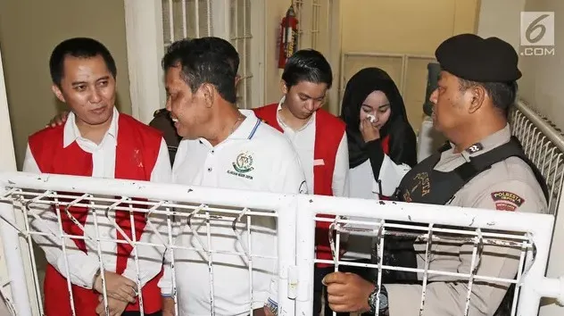 Terdakwa bos First Travel, Andika Surachman, Anniesa Hasibuan dan Siti Nuraidah alias Kiki bersiap memasuki ruang sidang di Pengadilan Negeri Depok (credit: Liputan6.com/Herman Zakharia)