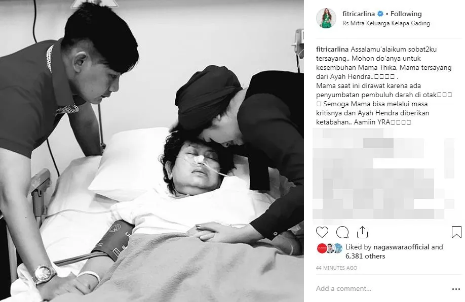 Fitri Carlina menemani ibu mertuanya yang sakit © Instagram.com/fitricarlina