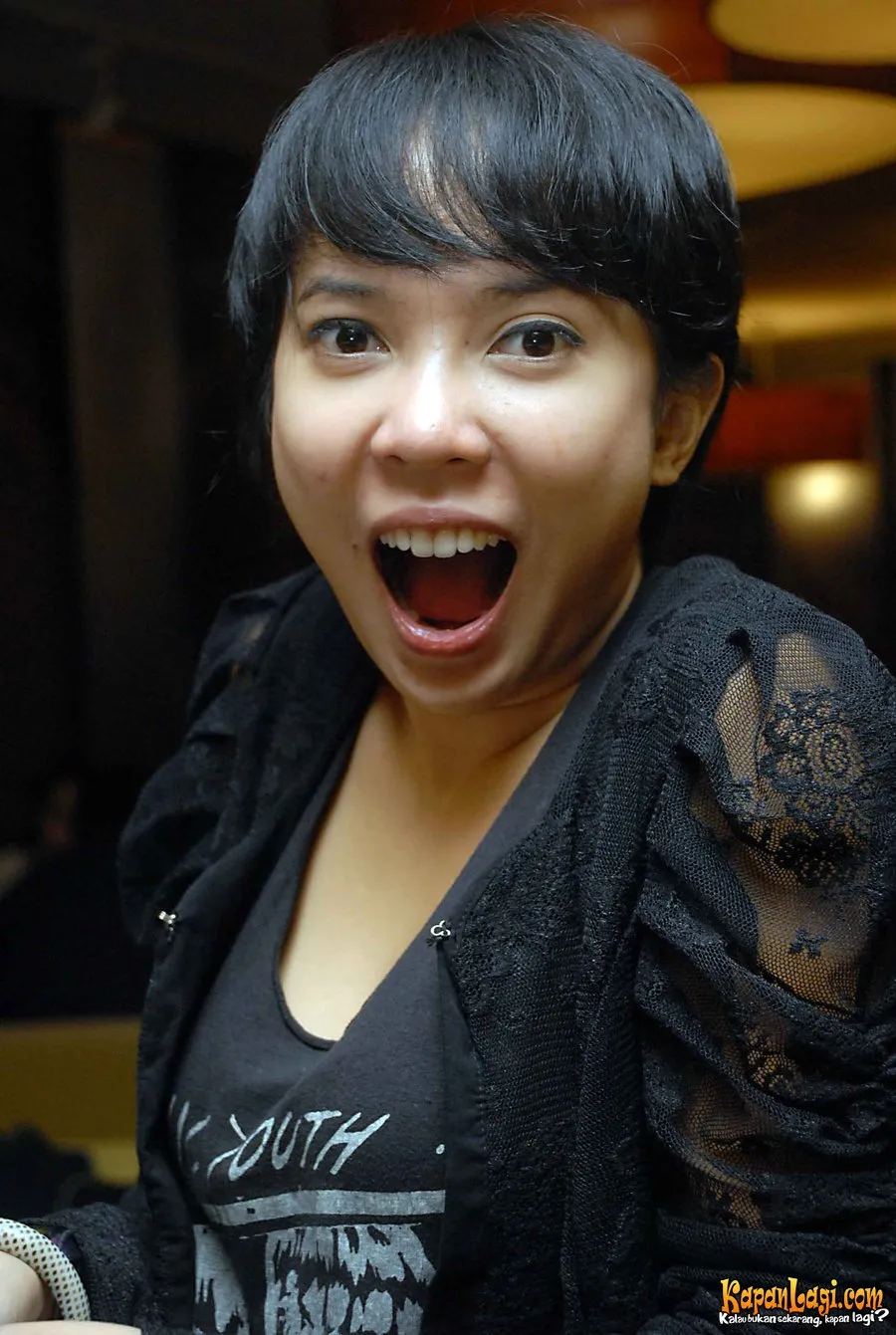 Fitri Tropica resmi dilamar oleh sang kekasih. ©KapanLagi.com