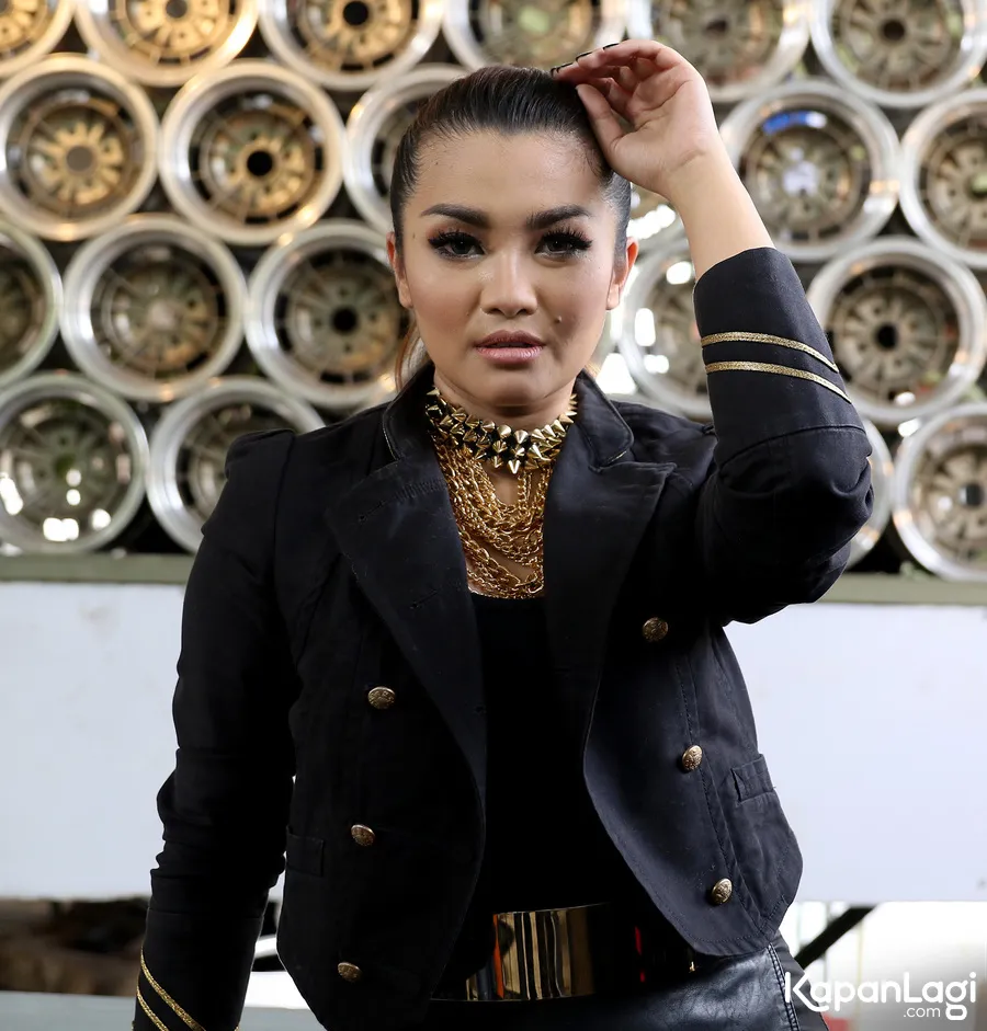 Fitri Carlina ikut membesuk Bang Ipul © KapanLagi.com®/Muhammad Akrom Sukarya