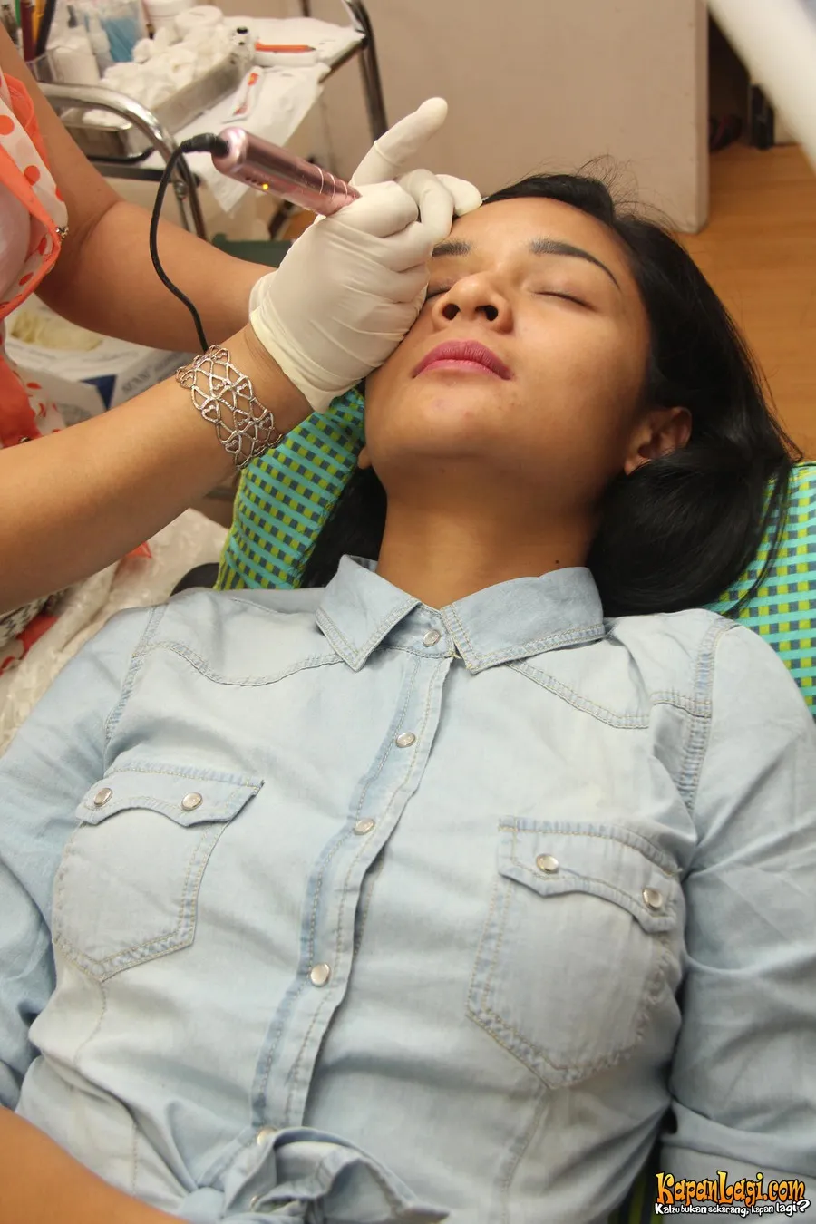 Fitri Ayu saat melakukan sulam alis