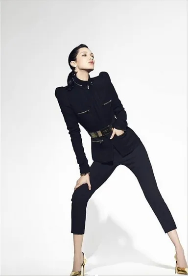 Berbagai pose-pose keren ia tunjukkan, sebagai bukti dirinya model profesional © Instagram.com/bellahadid