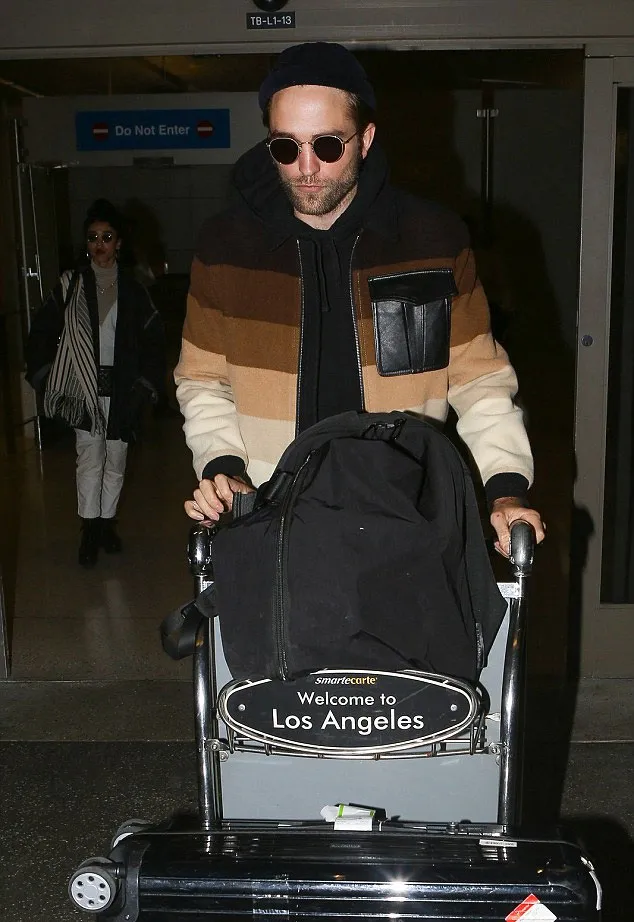 FKA Twigs dan Robert Pattinson jalan sendiri-sendiri © Splashnews.com