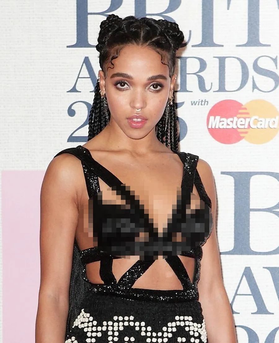 Gaya FKA Twigs mirip dengan Katy Perry © Fameflynet