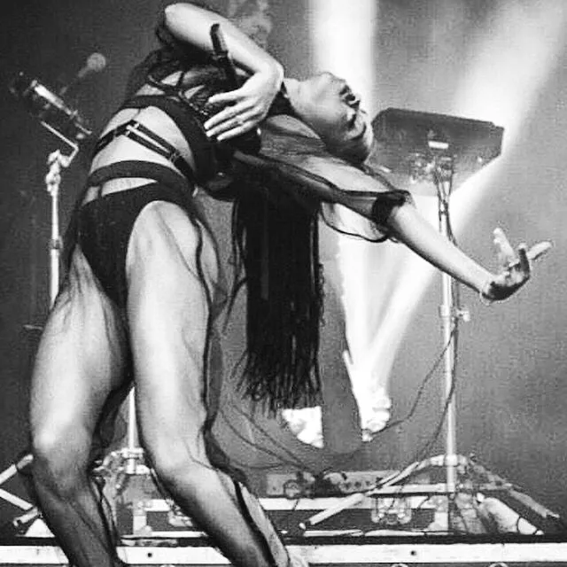 Ternyata FKA Twigs punya makna yang dalam di setiap gerakan tariannya ©Instagram.com/FKAtwigs