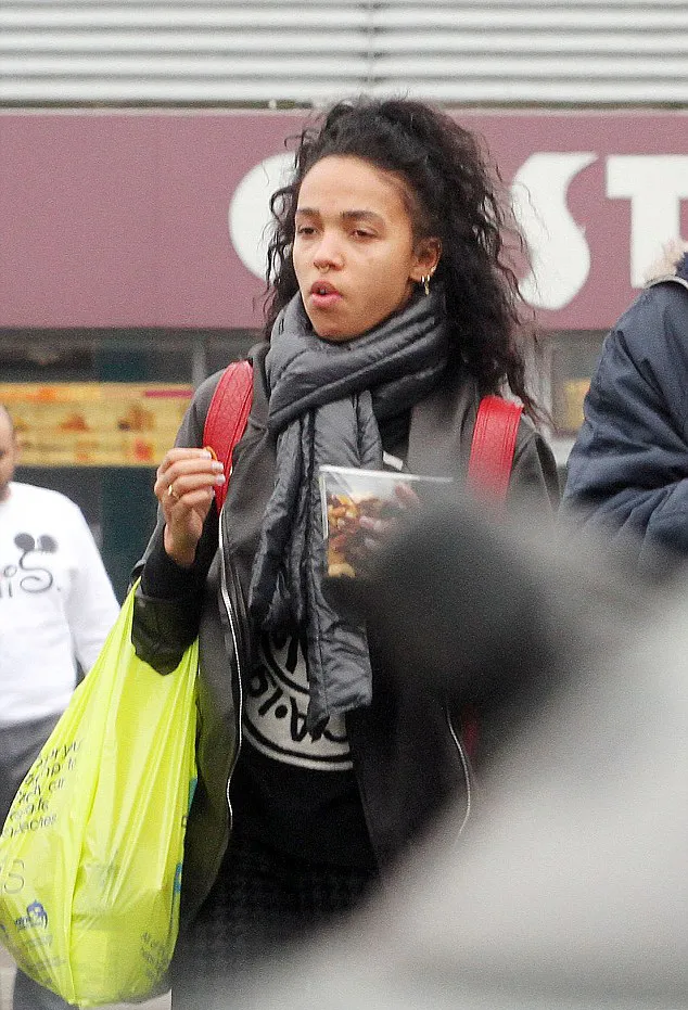 FKA Twigs tanpa make-up, masih cantik? @ dailymail.co.uk