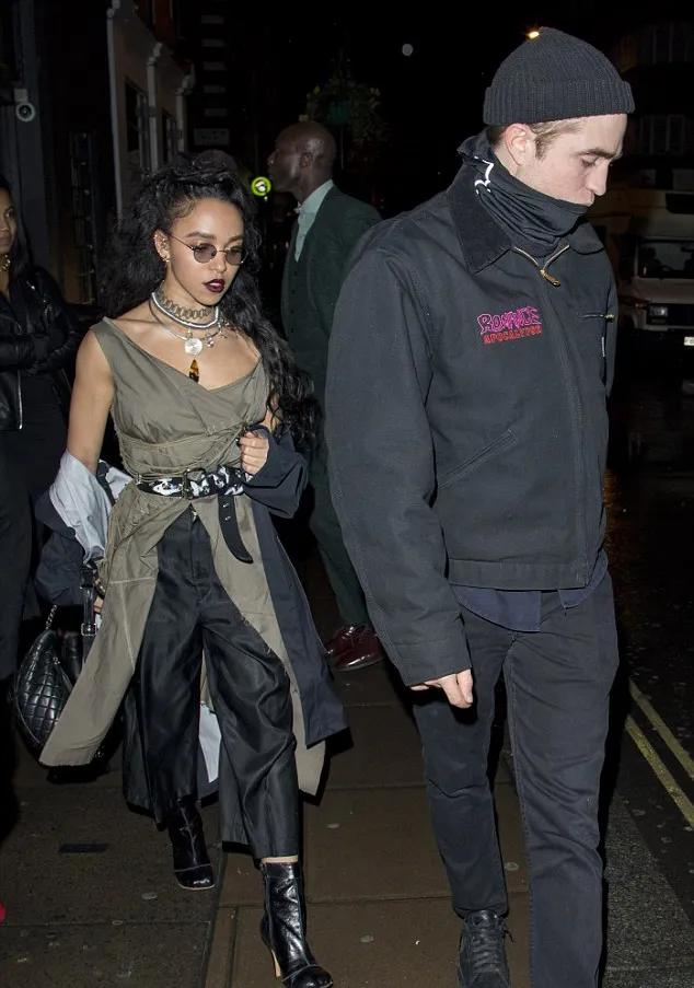 Pattinson dan Twigs tertangkap dinner setelah sekian lama tak muncul di depan publik © dailymail.co.uk