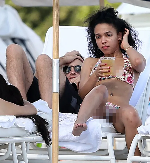 Twigs pakai bikin saat kencan dengan Pattinson @ dailymail.co.uk