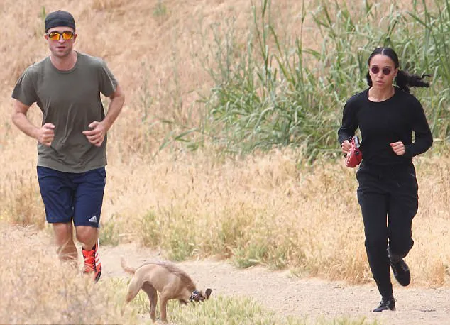 Jogging jadi pilihan seru FKA Twigs dan Pattinson saat kencan © dailymail.co.uk