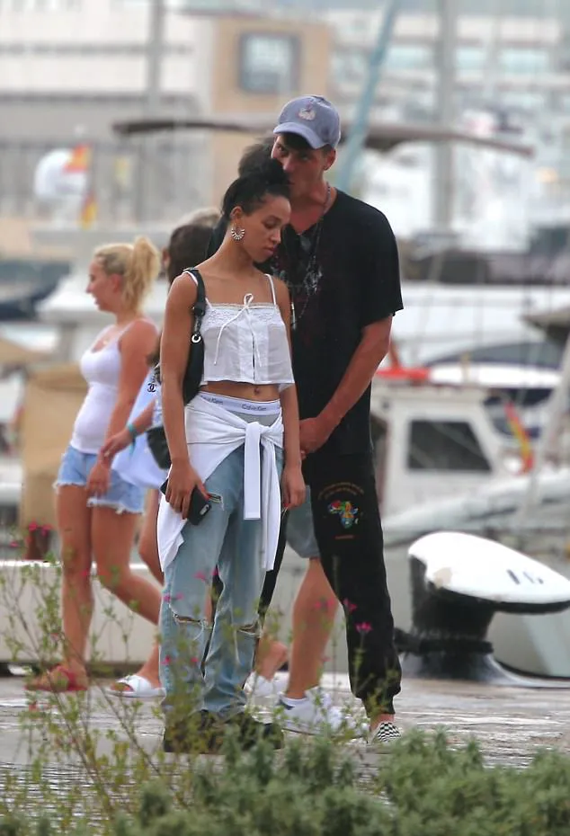 Benarkah FKA selingkuh di belakang Robert Pattinson? © dailymail.co.uk