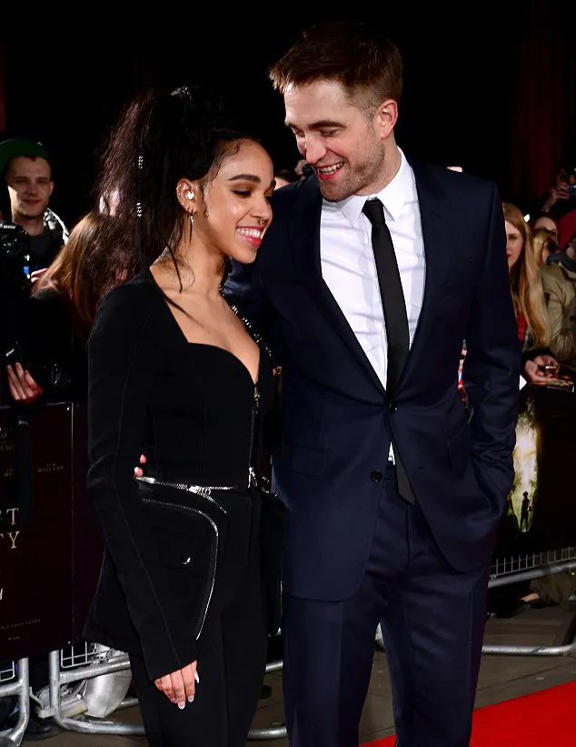 Tatapan cinta Pattinson untuk Twigs © Shutterstock/dailymail.co.uk