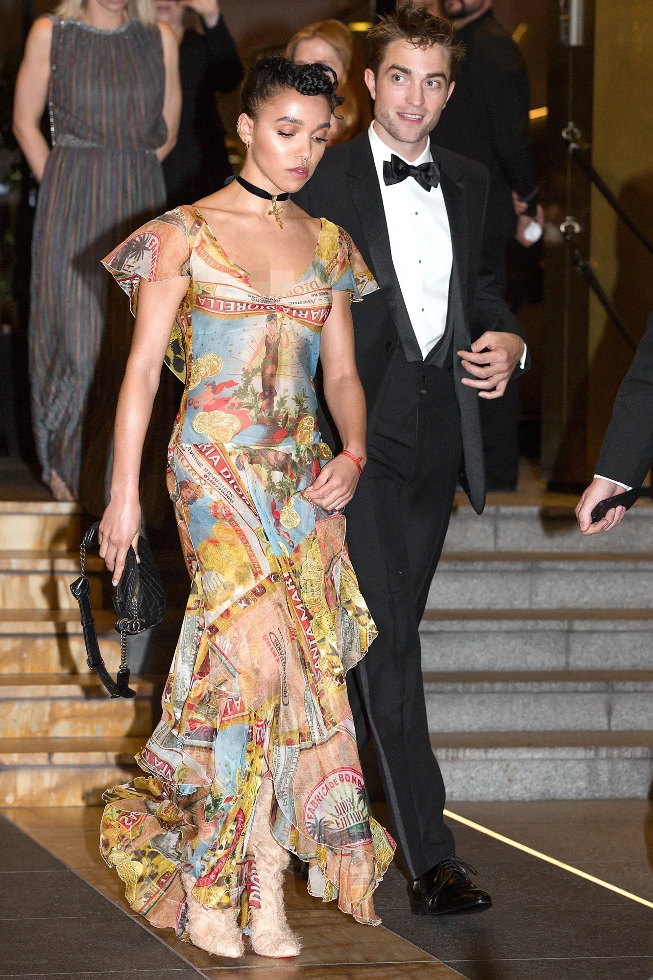 FKA Twigs dandan unik di Cannes © etonline.com